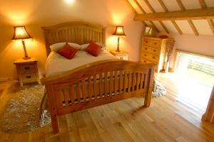 Een bed of bedden in een kamer bij Rosecombe, Borrowby Farm Cottages