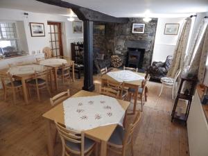 a living room filled with furniture and a table at Aber Cottage B&B in Dolgellau