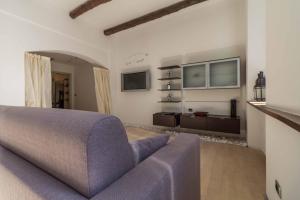 レッコにあるLungolago Holiday Home - Affitti Brevi Italiaのリビングルーム(紫色のソファ付)
