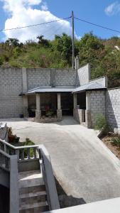 ein Backsteinhaus mit einem Tor und einer Einfahrt in der Unterkunft Campeche Villa Jasmine Apartment in Méro