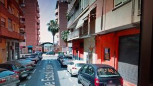 una calle con coches estacionados al costado de la carretera en APARTAMENTO AMPLIO Y LUMINOSO (VT-46643-V) XÁTIVA en Xàtiva