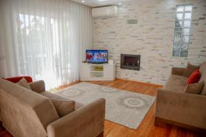 TV a/nebo společenská místnost v ubytování Villa Calıs 2
