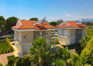 uma vista aérea de uma casa com um telhado laranja em Villa Calıs 2 em Fethiye