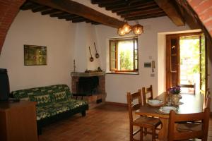 a living room with a couch and a table at Pozzonovo in Castiglion Fiorentino