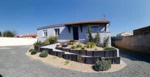 ein Haus mit einer Haltewand davor in der Unterkunft Maison lumineuse in Les Herbiers