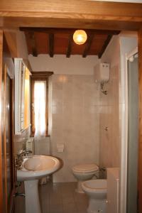 a bathroom with a sink and a toilet at Pozzonovo in Castiglion Fiorentino