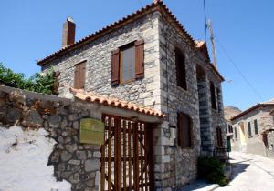 un edificio de piedra con una puerta delante en Villa Notia, en Skala Eresou