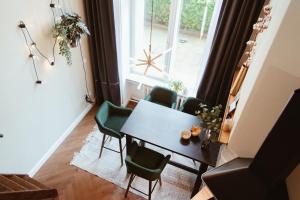 a dining room with a table and chairs and a window at LoftBrücke, Apartment am Platz der Luftbrücke in Berlin