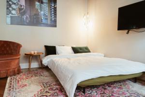 a bedroom with a bed and a flat screen tv at LoftBrücke, Apartment am Platz der Luftbrücke in Berlin