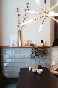 een eettafel met 2 witte schalen en een plafondventilator bij LoftBrücke, Apartment am Platz der Luftbrücke in Berlijn