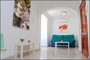 コニル・デ・ラ・フロンテーラにあるApartamento Ceuta 49のリビングルーム(青いソファ、テーブル付)
