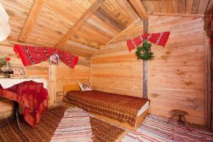 Zimmer mit einem Bett in einem Blockhaus in der Unterkunft Motel Evrica in Horezu