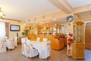 ein Esszimmer mit Tisch und eine Küche in der Unterkunft Motel Evrica in Horezu