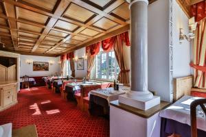 A restaurant or other place to eat at MyTime Hotels Savoy