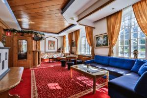 A seating area at MyTime Hotels Savoy