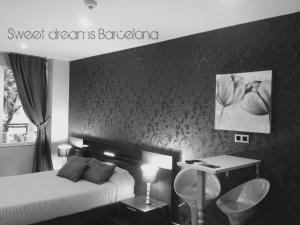 BCN Condal Hostal في برشلونة: غرفة نوم بسرير وطاولة وكراسي