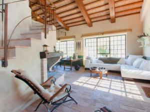 A seating area at Holiday Home Nest by Interhome