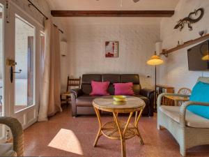 een woonkamer met een bank en een tafel bij Apartment El Palmeral by Interhome in Denia