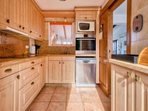 Η κουζίνα ή μικρή κουζίνα στο Holiday Home Isabel by Interhome