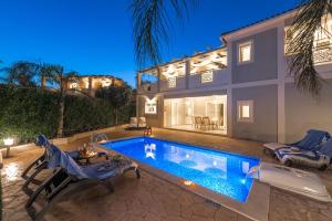 蒂锡利维Mamfredas Luxury Resort的房子前面的游泳池