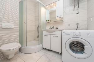 Koupelna v ubytování Star 6 modern & centrally ap for 6 + 47 fotografií