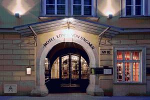 an entrance to a store with a sign over the door at Hotel König von Ungarn in Vienna