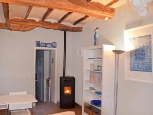 ein Wohnzimmer mit einem Holzofen im Zimmer in der Unterkunft Villa Le Ti' Bauduin by Interhome in Thy-le-Bauduin