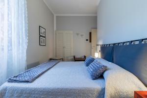 A bed or beds in a room at A due passi dal Castello