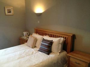 A bed or beds in a room at Queenshead Inn 