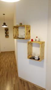 um quarto com duas prateleiras de madeira numa parede em hostel Stalno Sretan em Labin