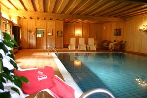 Una gran piscina en una habitación con en Romantikhotel Almtalhof, en Grünau im Almtal