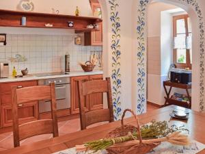 eine Küche mit einem Tisch und Stühlen im Zimmer in der Unterkunft Holiday Home Lea by Interhome in Rukavac