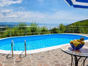 einen Pool mit einem Tisch und einer Obstschale darauf in der Unterkunft Holiday Home Lea by Interhome in Rukavac