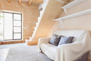 un sofá blanco en una habitación con escalera en Ca Na Marreta, en Porreres 24 fotos más
