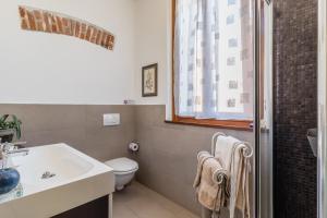 A bathroom at A due passi dal Castello