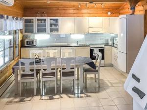 ルカにあるHoliday Home Metsä-vuosseli rukalumous by Interhomeのキッチン(テーブル、椅子、冷蔵庫付)