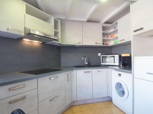 カップ・ダグドにあるApartment Résidence Capao-2 by Interhomeのキッチン(白いキャビネット、洗濯機、乾燥機付)