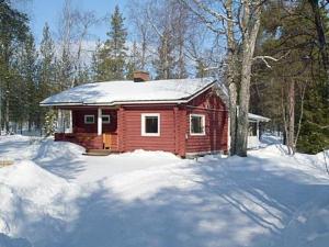 KivitaipaleにあるHoliday Home Koppelokangas by Interhomeの地面に雪が積もった小さな赤い小屋