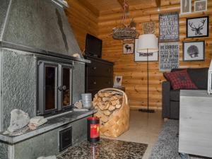 ユッラスヤルヴィにあるHoliday Home Tunturivuokko 2 by Interhomeの暖炉付きのリビングルーム(ログキャビン内)