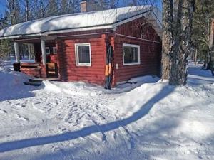uma pequena cabana na neve com uma árvore em Holiday Home Koppelokangas by Interhome em Kivitaipale