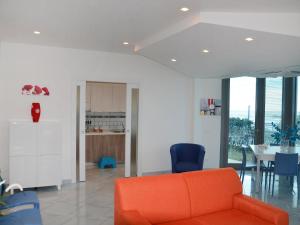 ポルト・バディノにあるApartment Residenza Fortunata-1 by Interhomeのリビングルーム(オレンジ色のソファ、テーブル付)