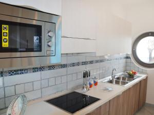 ポルト・バディノにあるApartment Residenza Fortunata-1 by Interhomeのキッチン(シンク、電子レンジ付)