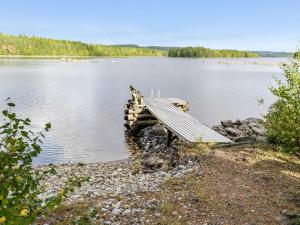 un muelle en la orilla de un lago en Holiday Home Mäntylä by Interhome, en Nurmes