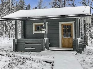 eine kleine Hütte mit einer Tür im Schnee in der Unterkunft Holiday Home Kallentupa by Interhome in Ruka