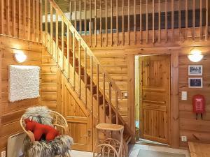 Holiday Home Metsä-vuosseli rukalumous by Interhome في روكا: غرفة مع درج خشبي في منزل