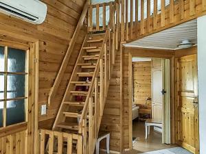 ルカにあるHoliday Home Kallentupa by Interhomeの丸太小屋の木製階段