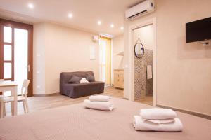 um quarto com uma cama com duas toalhas em Incanto Manarola em Manarola