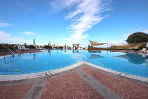una gran piscina con un cielo azul en el fondo en Menada Sozopol Apartments, en Sozopol