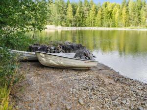 ヌルメスにあるHoliday Home Mäntylä by Interhomeの湖畔に座る二隻の船