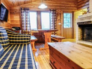 ムオニオにあるHoliday Home Oloskammi 5 by Interhomeの暖炉付きのリビングルーム(ログキャビン内) +12枚の写真